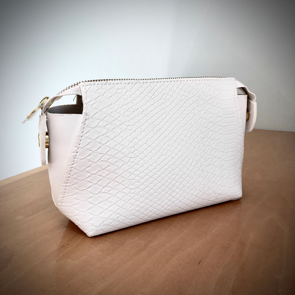 ✳️ Mix-N-Match 5/$25 ✳️ NWOT White Snake Embossed Makeup Bag